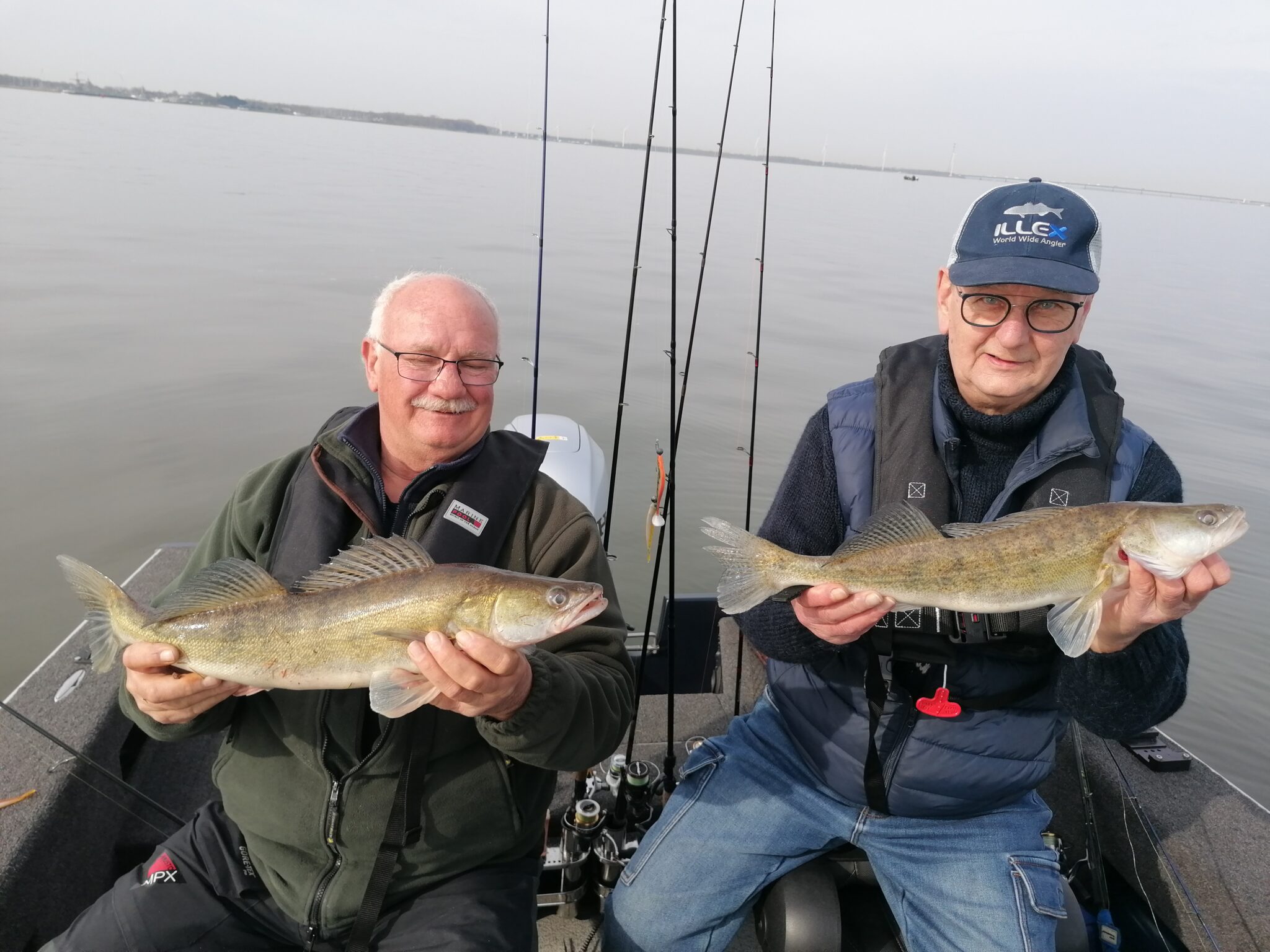 Dubbele hook-up snoekbaars met visgids Roofvishunter